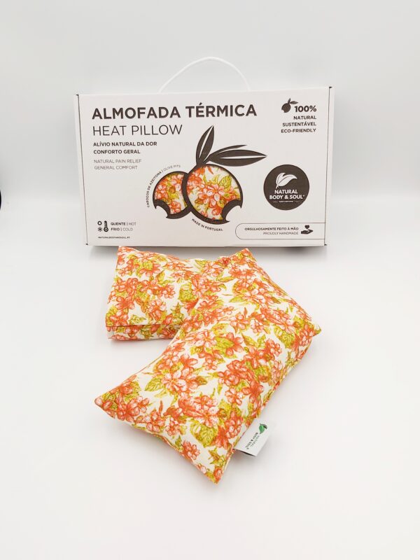 Almofada Terapêutica alívio da dor de pescoço e lombar, Almohada terapéutica para aliviar el dolor de cuello y lumbar, Therapeutic pillow for neck and lower back pain relief, Coussin thérapeutique pour le soulagement des douleurs cervicales et lombaires