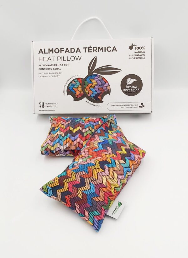 Almofada Terapêutica alívio da dor de pescoço e lombar, Almohada terapéutica para aliviar el dolor de cuello y lumbar, Therapeutic pillow for neck and lower back pain relief, Coussin thérapeutique pour le soulagement des douleurs cervicales et lombaires