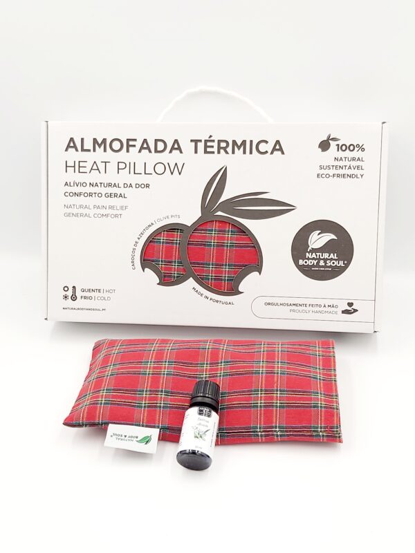 Kit Aromaterapia Terapèutica – Almofada Terapeutica e Essencia Ativante. Solução eficaz para aliviar dores de cabeça, enxaquecas, alergias respiratórias e stress. Kit de Aromaterapia Terapéutica – Almohada Terapéutica y Esencia Activadora. Solución eficaz para aliviar dolores de cabeza, migrañas, alergias respiratorias y estrés. Therapeutic Aromatherapy Kit – Therapeutic Pillow and Activating Essence. Effective solution to relieve headaches, migraines, respiratory allergies, and stress. Kit d'Aromathérapie Thérapeutique – Coussin Thérapeutique et Essence Activante. Solution efficace pour soulager les maux de tête, les migraines, les allergies respiratoires et le stress.