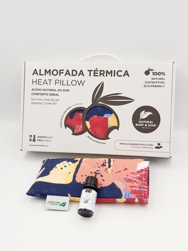 Kit Aromaterapia Terapèutica – Almofada Terapeutica e Essencia Ativante. Solução eficaz para aliviar dores de cabeça, enxaquecas, alergias respiratórias e stress. Kit de Aromaterapia Terapéutica – Almohada Terapéutica y Esencia Activadora. Solución eficaz para aliviar dolores de cabeza, migrañas, alergias respiratorias y estrés. Therapeutic Aromatherapy Kit – Therapeutic Pillow and Activating Essence. Effective solution to relieve headaches, migraines, respiratory allergies, and stress. Kit d'Aromathérapie Thérapeutique – Coussin Thérapeutique et Essence Activante. Solution efficace pour soulager les maux de tête, les migraines, les allergies respiratoires et le stress.