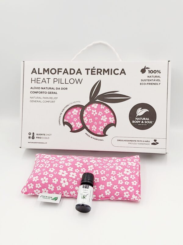 Kit Aromaterapia Terapèutica – Almofada Terapeutica e Essencia Ativante. Solução eficaz para aliviar dores de cabeça, enxaquecas, alergias respiratórias e stress. Kit de Aromaterapia Terapéutica – Almohada Terapéutica y Esencia Activadora. Solución eficaz para aliviar dolores de cabeza, migrañas, alergias respiratorias y estrés. Therapeutic Aromatherapy Kit – Therapeutic Pillow and Activating Essence. Effective solution to relieve headaches, migraines, respiratory allergies, and stress. Kit d'Aromathérapie Thérapeutique – Coussin Thérapeutique et Essence Activante. Solution efficace pour soulager les maux de tête, les migraines, les allergies respiratoires et le stress.