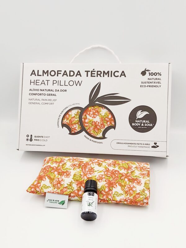 Kit Aromaterapia Terapèutica – Almofada Terapeutica e Essencia Ativante. Solução eficaz para aliviar dores de cabeça, enxaquecas, alergias respiratórias e stress. Kit de Aromaterapia Terapéutica – Almohada Terapéutica y Esencia Activadora. Solución eficaz para aliviar dolores de cabeza, migrañas, alergias respiratorias y estrés. Therapeutic Aromatherapy Kit – Therapeutic Pillow and Activating Essence. Effective solution to relieve headaches, migraines, respiratory allergies, and stress. Kit d'Aromathérapie Thérapeutique – Coussin Thérapeutique et Essence Activante. Solution efficace pour soulager les maux de tête, les migraines, les allergies respiratoires et le stress.