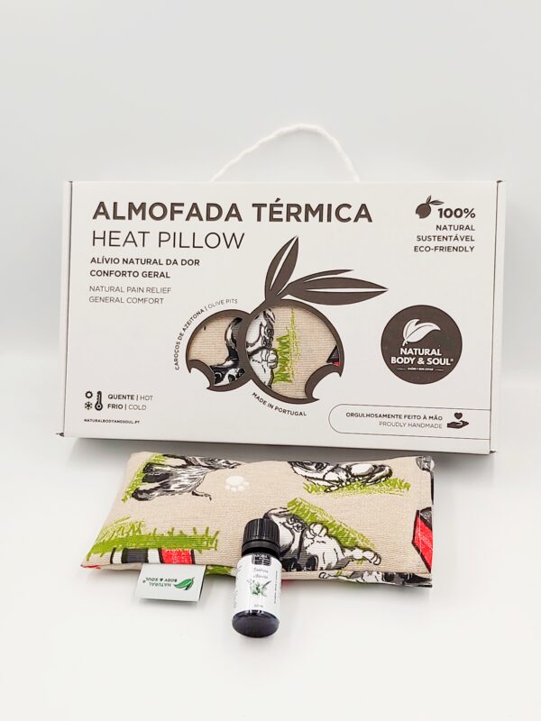 Kit Aromaterapia Terapèutica – Almofada Terapeutica e Essencia Ativante. Solução eficaz para aliviar dores de cabeça, enxaquecas, alergias respiratórias e stress. Kit de Aromaterapia Terapéutica – Almohada Terapéutica y Esencia Activadora. Solución eficaz para aliviar dolores de cabeza, migrañas, alergias respiratorias y estrés. Therapeutic Aromatherapy Kit – Therapeutic Pillow and Activating Essence. Effective solution to relieve headaches, migraines, respiratory allergies, and stress. Kit d'Aromathérapie Thérapeutique – Coussin Thérapeutique et Essence Activante. Solution efficace pour soulager les maux de tête, les migraines, les allergies respiratoires et le stress.