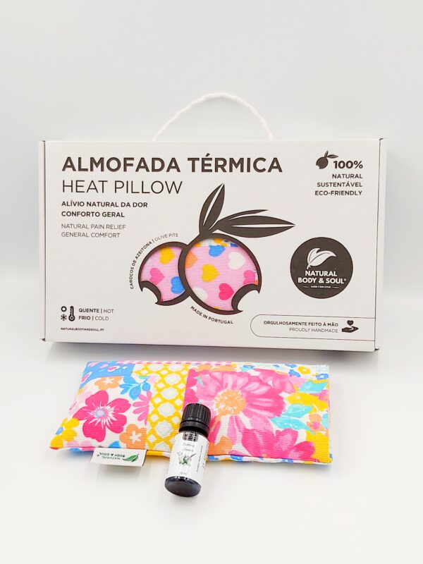 Kit Aromaterapia Terapèutica – Almofada Terapeutica e Essencia Ativante. Solução eficaz para aliviar dores de cabeça, enxaquecas, alergias respiratórias e stress. Kit de Aromaterapia Terapéutica – Almohada Terapéutica y Esencia Activadora. Solución eficaz para aliviar dolores de cabeza, migrañas, alergias respiratorias y estrés. Therapeutic Aromatherapy Kit – Therapeutic Pillow and Activating Essence. Effective solution to relieve headaches, migraines, respiratory allergies, and stress. Kit d'Aromathérapie Thérapeutique – Coussin Thérapeutique et Essence Activante. Solution efficace pour soulager les maux de tête, les migraines, les allergies respiratoires et le stress.