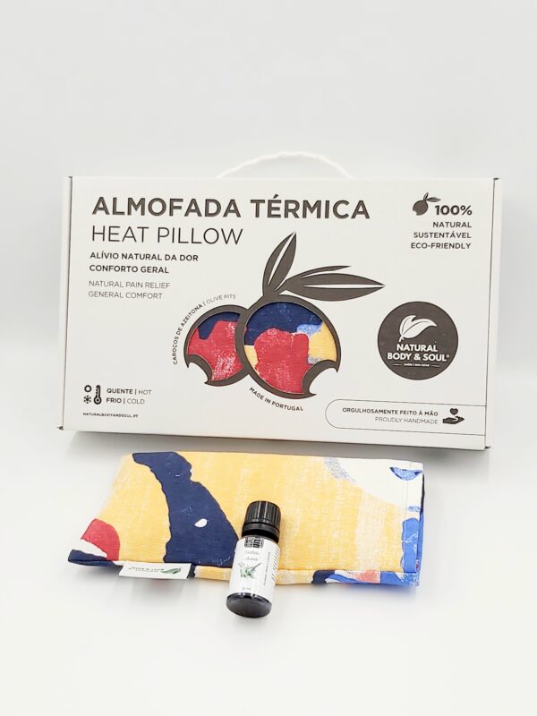 Kit Aromaterapia Terapèutica – Almofada Terapeutica e Essencia Ativante. Solução eficaz para aliviar dores de cabeça, enxaquecas, alergias respiratórias e stress. Kit de Aromaterapia Terapéutica – Almohada Terapéutica y Esencia Activadora. Solución eficaz para aliviar dolores de cabeza, migrañas, alergias respiratorias y estrés. Therapeutic Aromatherapy Kit – Therapeutic Pillow and Activating Essence. Effective solution to relieve headaches, migraines, respiratory allergies, and stress. Kit d'Aromathérapie Thérapeutique – Coussin Thérapeutique et Essence Activante. Solution efficace pour soulager les maux de tête, les migraines, les allergies respiratoires et le stress.