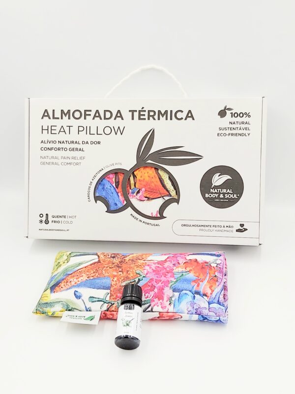 Kit Aromaterapia Terapèutica – Almofada Terapeutica e Essencia Ativante. Solução eficaz para aliviar dores de cabeça, enxaquecas, alergias respiratórias e stress. Kit de Aromaterapia Terapéutica – Almohada Terapéutica y Esencia Activadora. Solución eficaz para aliviar dolores de cabeza, migrañas, alergias respiratorias y estrés. Therapeutic Aromatherapy Kit – Therapeutic Pillow and Activating Essence. Effective solution to relieve headaches, migraines, respiratory allergies, and stress. Kit d'Aromathérapie Thérapeutique – Coussin Thérapeutique et Essence Activante. Solution efficace pour soulager les maux de tête, les migraines, les allergies respiratoires et le stress.