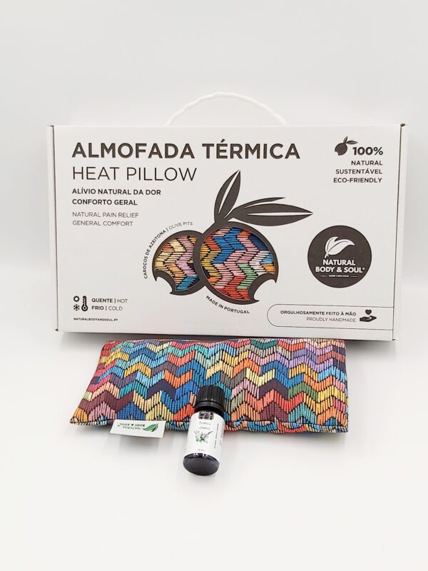 Kit Aromaterapia Terapèutica – Almofada Terapeutica e Essencia Ativante. Solução eficaz para aliviar dores de cabeça, enxaquecas, alergias respiratórias e stress. Kit de Aromaterapia Terapéutica – Almohada Terapéutica y Esencia Activadora. Solución eficaz para aliviar dolores de cabeza, migrañas, alergias respiratorias y estrés. Therapeutic Aromatherapy Kit – Therapeutic Pillow and Activating Essence. Effective solution to relieve headaches, migraines, respiratory allergies, and stress. Kit d'Aromathérapie Thérapeutique – Coussin Thérapeutique et Essence Activante. Solution efficace pour soulager les maux de tête, les migraines, les allergies respiratoires et le stress.