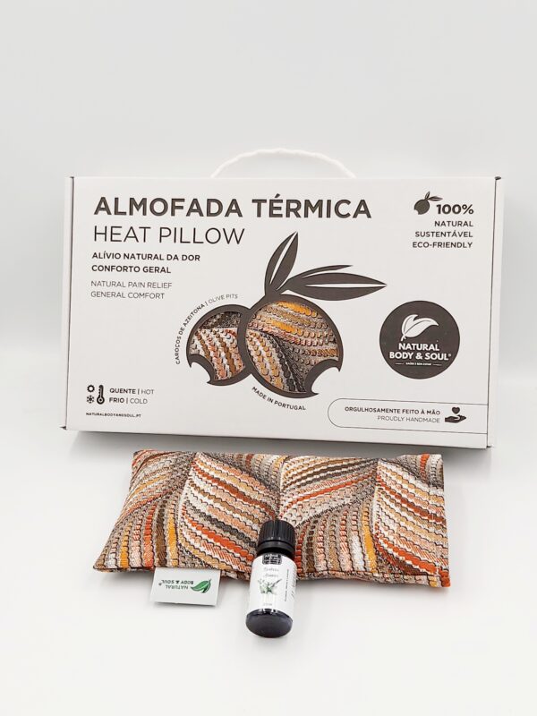 Kit Aromaterapia Terapèutica – Almofada Terapeutica e Essencia Ativante. Solução eficaz para aliviar dores de cabeça, enxaquecas, alergias respiratórias e stress. Kit de Aromaterapia Terapéutica – Almohada Terapéutica y Esencia Activadora. Solución eficaz para aliviar dolores de cabeza, migrañas, alergias respiratorias y estrés. Therapeutic Aromatherapy Kit – Therapeutic Pillow and Activating Essence. Effective solution to relieve headaches, migraines, respiratory allergies, and stress. Kit d'Aromathérapie Thérapeutique – Coussin Thérapeutique et Essence Activante. Solution efficace pour soulager les maux de tête, les migraines, les allergies respiratoires et le stress.