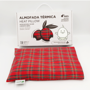 Almofada Terapeutica Bebé Dormir Bem, proporciona conforto e um sono mais tranquilo. Inclui Alfazema com propriedades calmantes. Almohada Terapéutica Bebé Dormir Bien, proporciona confort y un sueño más tranquilo. Incluye Lavanda con propiedades calmantes. Therapeutic Baby Sleep Well Pillow, provides comfort and a more peaceful sleep. Includes Lavender with calming properties. Coussin Thérapeutique Bébé Bien Dormir, procure confort et un sommeil plus paisible. Inclut de la Lavande aux propriétés calmantes.