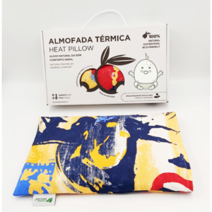 Almofada Terapeutica Bebé Dormir Bem, proporciona conforto e um sono mais tranquilo. Inclui Alfazema com propriedades calmantes. Almohada Terapéutica Bebé Dormir Bien, proporciona confort y un sueño más tranquilo. Incluye Lavanda con propiedades calmantes. Therapeutic Baby Sleep Well Pillow, provides comfort and a more peaceful sleep. Includes Lavender with calming properties. Coussin Thérapeutique Bébé Bien Dormir, procure confort et un sommeil plus paisible. Inclut de la Lavande aux propriétés calmantes.