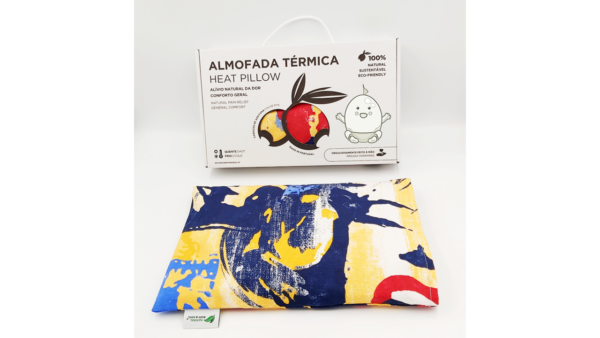 Almofada Terapeutica Bebé Dormir Bem, proporciona conforto e um sono mais tranquilo. Inclui Alfazema com propriedades calmantes. Almohada Terapéutica Bebé Dormir Bien, proporciona confort y un sueño más tranquilo. Incluye Lavanda con propiedades calmantes. Therapeutic Baby Sleep Well Pillow, provides comfort and a more peaceful sleep. Includes Lavender with calming properties. Coussin Thérapeutique Bébé Bien Dormir, procure confort et un sommeil plus paisible. Inclut de la Lavande aux propriétés calmantes.