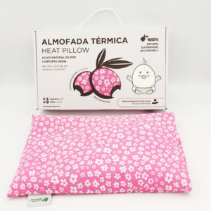 Almofada Terapeutica Bebé Dormir Bem, proporciona conforto e um sono mais tranquilo. Inclui Alfazema com propriedades calmantes. Almohada Terapéutica Bebé Dormir Bien, proporciona confort y un sueño más tranquilo. Incluye Lavanda con propiedades calmantes. Therapeutic Baby Sleep Well Pillow, provides comfort and a more peaceful sleep. Includes Lavender with calming properties. Coussin Thérapeutique Bébé Bien Dormir, procure confort et un sommeil plus paisible. Inclut de la Lavande aux propriétés calmantes.