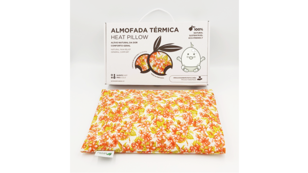 Almofada Terapeutica Bebé Dormir Bem, proporciona conforto e um sono mais tranquilo. Inclui Alfazema com propriedades calmantes. Almohada Terapéutica Bebé Dormir Bien, proporciona confort y un sueño más tranquilo. Incluye Lavanda con propiedades calmantes. Therapeutic Baby Sleep Well Pillow, provides comfort and a more peaceful sleep. Includes Lavender with calming properties. Coussin Thérapeutique Bébé Bien Dormir, procure confort et un sommeil plus paisible. Inclut de la Lavande aux propriétés calmantes.