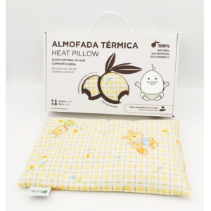 Almofada Terapeutica Bebé Dormir Bem, proporciona conforto e um sono mais tranquilo. Inclui Alfazema com propriedades calmantes. Almohada Terapéutica Bebé Dormir Bien, proporciona confort y un sueño más tranquilo. Incluye Lavanda con propiedades calmantes. Therapeutic Baby Sleep Well Pillow, provides comfort and a more peaceful sleep. Includes Lavender with calming properties. Coussin Thérapeutique Bébé Bien Dormir, procure confort et un sommeil plus paisible. Inclut de la Lavande aux propriétés calmantes.