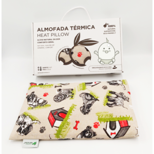 Almofada Terapeutica Bebé Dormir Bem, proporciona conforto e um sono mais tranquilo. Inclui Alfazema com propriedades calmantes. Almohada Terapéutica Bebé Dormir Bien, proporciona confort y un sueño más tranquilo. Incluye Lavanda con propiedades calmantes. Therapeutic Baby Sleep Well Pillow, provides comfort and a more peaceful sleep. Includes Lavender with calming properties. Coussin Thérapeutique Bébé Bien Dormir, procure confort et un sommeil plus paisible. Inclut de la Lavande aux propriétés calmantes.