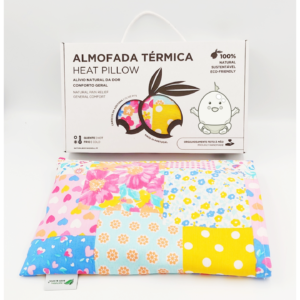 Almofada Terapeutica Bebé Dormir Bem, proporciona conforto e um sono mais tranquilo. Inclui Alfazema com propriedades calmantes. Almohada Terapéutica Bebé Dormir Bien, proporciona confort y un sueño más tranquilo. Incluye Lavanda con propiedades calmantes. Therapeutic Baby Sleep Well Pillow, provides comfort and a more peaceful sleep. Includes Lavender with calming properties. Coussin Thérapeutique Bébé Bien Dormir, procure confort et un sommeil plus paisible. Inclut de la Lavande aux propriétés calmantes.