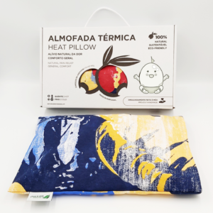 Almofada Terapeutica Bebé Dormir Bem, proporciona conforto e um sono mais tranquilo. Inclui Alfazema com propriedades calmantes. Almohada Terapéutica Bebé Dormir Bien, proporciona confort y un sueño más tranquilo. Incluye Lavanda con propiedades calmantes. Therapeutic Baby Sleep Well Pillow, provides comfort and a more peaceful sleep. Includes Lavender with calming properties. Coussin Thérapeutique Bébé Bien Dormir, procure confort et un sommeil plus paisible. Inclut de la Lavande aux propriétés calmantes.Almofada Terapeutica Bebé Dormir Bem, proporciona conforto e um sono mais tranquilo. Inclui Alfazema com propriedades calmantes. Almohada Terapéutica Bebé Dormir Bien, proporciona confort y un sueño más tranquilo. Incluye Lavanda con propiedades calmantes. Therapeutic Baby Sleep Well Pillow, provides comfort and a more peaceful sleep. Includes Lavender with calming properties. Coussin Thérapeutique Bébé Bien Dormir, procure confort et un sommeil plus paisible. Inclut de la Lavande aux propriétés calmantes.