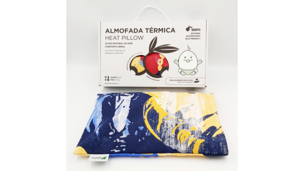 Almofada Terapeutica Bebé Dormir Bem, proporciona conforto e um sono mais tranquilo. Inclui Alfazema com propriedades calmantes. Almohada Terapéutica Bebé Dormir Bien, proporciona confort y un sueño más tranquilo. Incluye Lavanda con propiedades calmantes. Therapeutic Baby Sleep Well Pillow, provides comfort and a more peaceful sleep. Includes Lavender with calming properties. Coussin Thérapeutique Bébé Bien Dormir, procure confort et un sommeil plus paisible. Inclut de la Lavande aux propriétés calmantes.Almofada Terapeutica Bebé Dormir Bem, proporciona conforto e um sono mais tranquilo. Inclui Alfazema com propriedades calmantes. Almohada Terapéutica Bebé Dormir Bien, proporciona confort y un sueño más tranquilo. Incluye Lavanda con propiedades calmantes. Therapeutic Baby Sleep Well Pillow, provides comfort and a more peaceful sleep. Includes Lavender with calming properties. Coussin Thérapeutique Bébé Bien Dormir, procure confort et un sommeil plus paisible. Inclut de la Lavande aux propriétés calmantes.