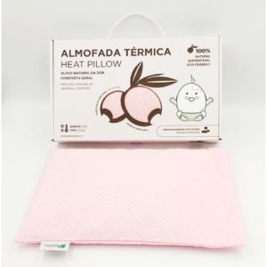 Almofada Terapeutica Bebé Dormir Bem, proporciona conforto e um sono mais tranquilo. Inclui Alfazema com propriedades calmantes. Almohada Terapéutica Bebé Dormir Bien, proporciona confort y un sueño más tranquilo. Incluye Lavanda con propiedades calmantes. Therapeutic Baby Sleep Well Pillow, provides comfort and a more peaceful sleep. Includes Lavender with calming properties. Coussin Thérapeutique Bébé Bien Dormir, procure confort et un sommeil plus paisible. Inclut de la Lavande aux propriétés calmantes.