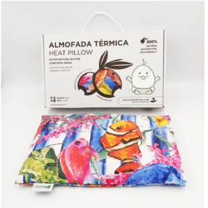 Almofada Terapeutica Bebé Dormir Bem, proporciona conforto e um sono mais tranquilo. Inclui Alfazema com propriedades calmantes. Almohada Terapéutica Bebé Dormir Bien, proporciona confort y un sueño más tranquilo. Incluye Lavanda con propiedades calmantes. Therapeutic Baby Sleep Well Pillow, provides comfort and a more peaceful sleep. Includes Lavender with calming properties. Coussin Thérapeutique Bébé Bien Dormir, procure confort et un sommeil plus paisible. Inclut de la Lavande aux propriétés calmantes.