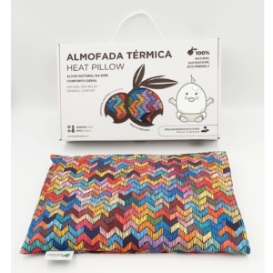 Almofada Terapeutica Bebé Dormir Bem, proporciona conforto e um sono mais tranquilo. Inclui Alfazema com propriedades calmantes. Almohada Terapéutica Bebé Dormir Bien, proporciona confort y un sueño más tranquilo. Incluye Lavanda con propiedades calmantes. Therapeutic Baby Sleep Well Pillow, provides comfort and a more peaceful sleep. Includes Lavender with calming properties. Coussin Thérapeutique Bébé Bien Dormir, procure confort et un sommeil plus paisible. Inclut de la Lavande aux propriétés calmantes.